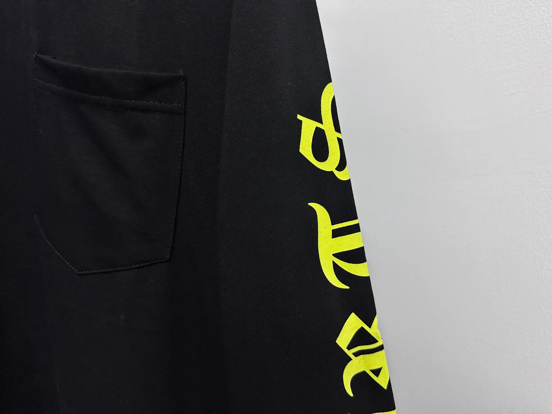 🅿️230 [Come Hearts] Crow Heart Graffiti Letters Limited Sanskrit Printed Long Sleeves, High Weight Threads on Collar and Cuffs, Custom Weaved and Dyed 280g Double Yarn Pure Cotton Fabric, Washed Anti-Counterfeiting Tags and other auxiliary labels are all correct versions, super conspicuous, super pretty, super stylish, same style for men and women! The overall upper body highlights fashion and individuality, and when worn together by a couple, it is a recommended T-shirt by the Street Ace!! Same style for men and women Size: XS-L